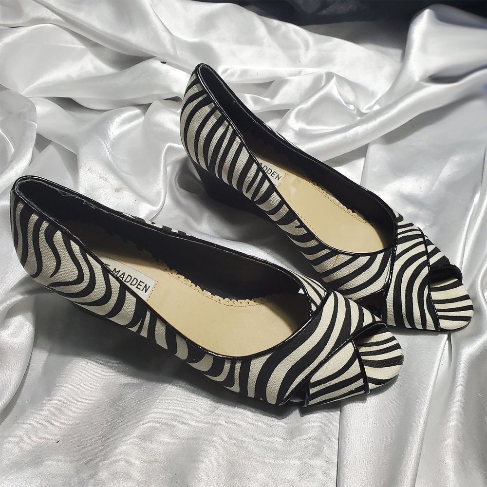 STEVE MADDEN black white zebra low wedge open toe heels BRUNETT